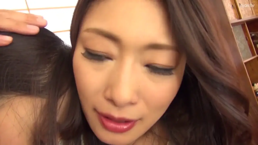 身をかがめる · 顔部のクローズアップ · 和室 · 自然 · 注視 · 近景 · 未知