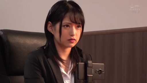 室内 · 坐姿 · 严肃 · 职场女性 · 手机 · 上半身特写 · 西装 · 观看