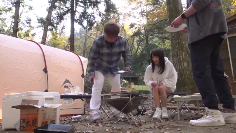 座り姿勢 · 全景 · 平静 · 屋外 · 白色连帽衫 · 烧烤架 · 野炊 · 林间营地