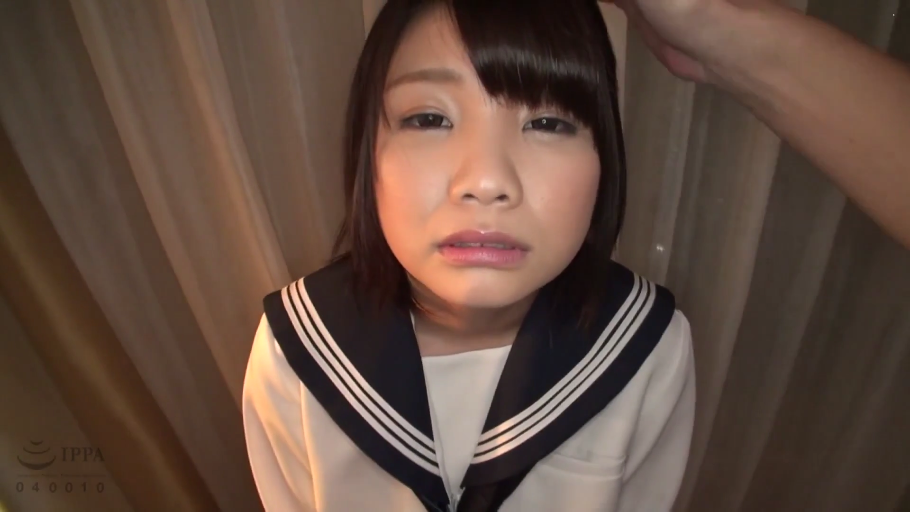 室内 · 站立 · 面部特写 · 凝视 · 恍惚 · 水手服 · 亚洲人