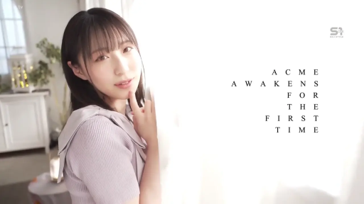 室内 · 半身 · 甜美微笑 · 凝视镜头 · 侧身站立 · 浅紫色水手领上衣