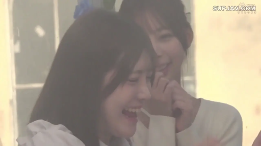 室内 · 顔部のクローズアップ · 白い上着