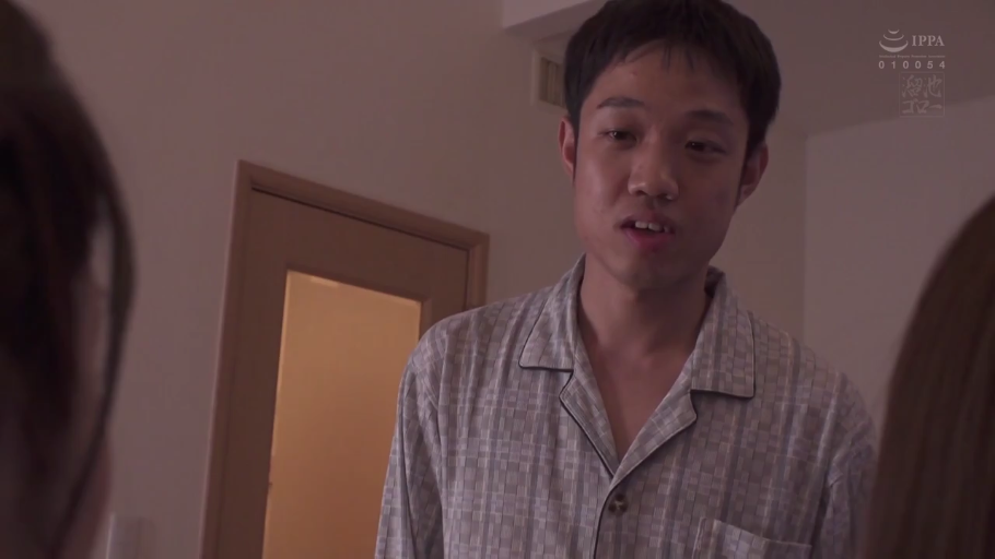 微笑 · 项链 · 面部特写 · 立姿 · 看镜头 · 窗前 · 黄色泳衣