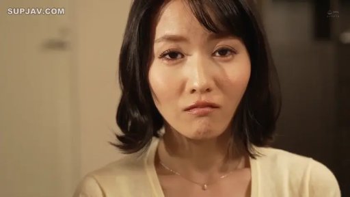 委屈 · 面部特写 · 凝视 · 素人感 · 米色V领上衣 · 正面对视 · 室内居家环境