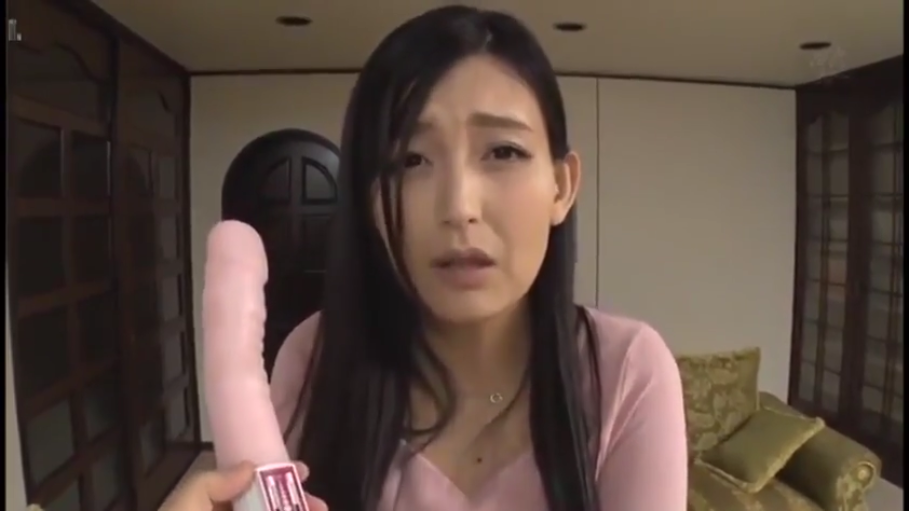 室内 · 坐姿 · 面部特写 · 困惑 · 凝视 · 粉色上衣 · 假阳具 · 亚洲女性