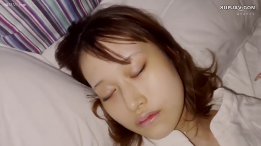 卧室 · 枕头 · 白色衬衫 · 仰卧 · 长发 · 头部特写 · 闭目 · 睡觉