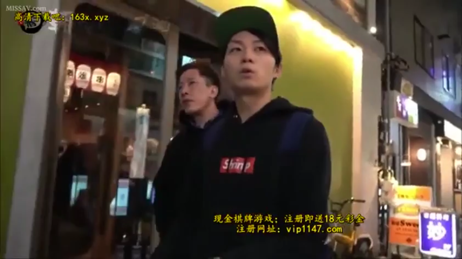 闹市区 · 黑色连帽卫衣 · 若有所思 · 人物面部中景