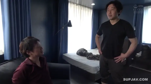 Bedroom · bed · 自然 · 对话 · Casual wear · 一站一坐