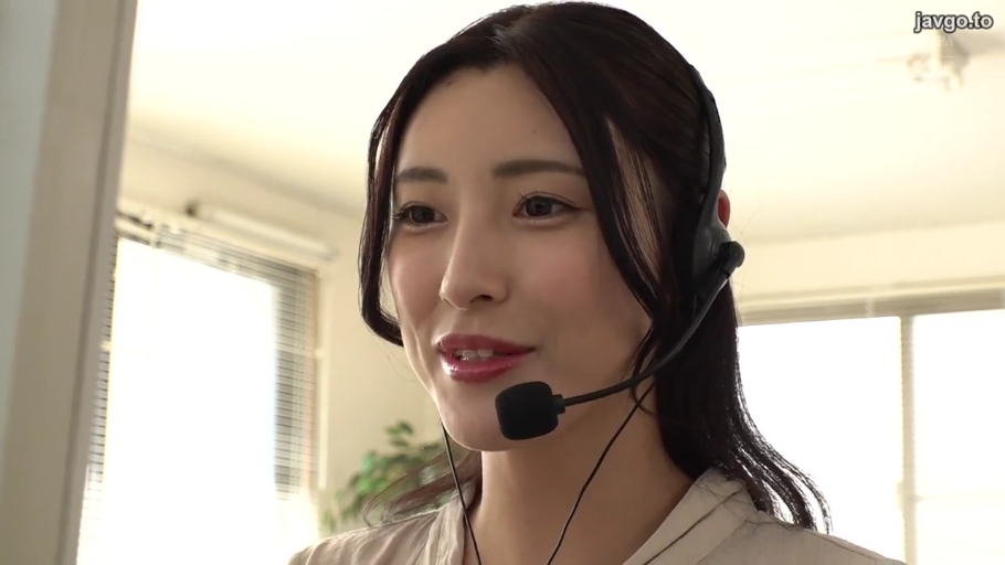 卧室 · 站立 · 平静 · 盆栽 · 休闲服 · 暗光 · 进入