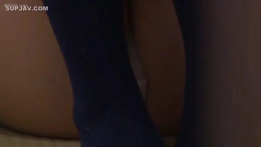 室内 · 座り姿勢 · 展示 · 無表情 · 脚部のクローズアップ · 深色长筒袜 · 局部构图