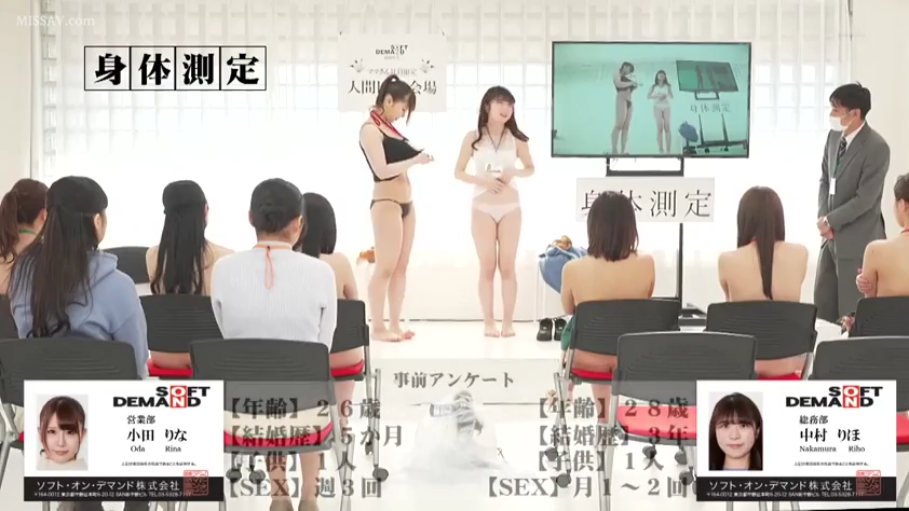 室内 · 脸部特写 · 俯拍 · 大笑 · 辣妹 · 活泼 · 拼色T恤 · 彩色首饰