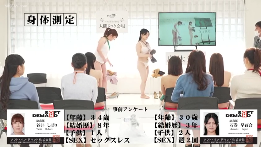 沙发 · 展示 · 臀部 · 诱惑 · 趴卧 · 侧脸 · 靠枕 · 条纹短衫