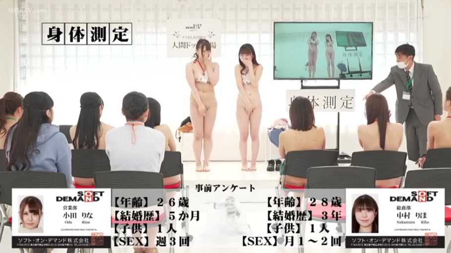 俯身 · 卧室 · 微笑 · 面部特写 · 注视 · 长发 · 红色吊带内衣