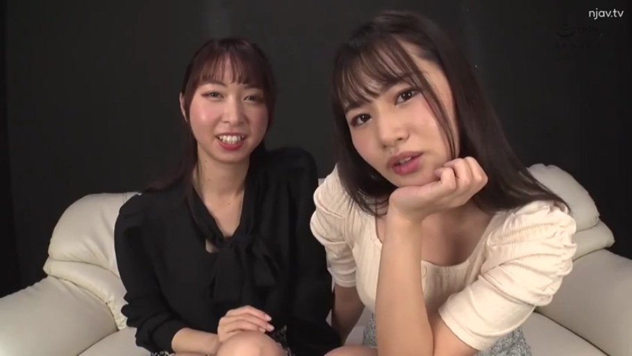 室内 · 坐姿 · 沙发 · 微笑 · 面对镜头 · 半身 · 双人 · 休闲服