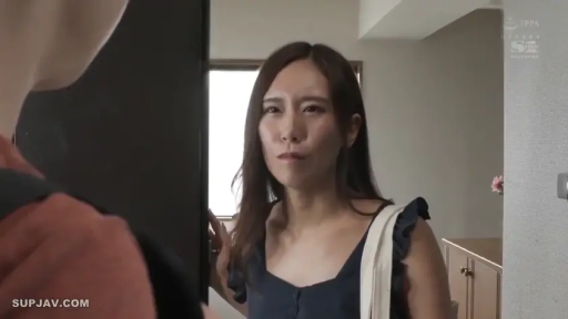 真剣 · 顔 · 站姿 · 居家 · 注視 · ショルダーバッグ · 门口 · 深色背心