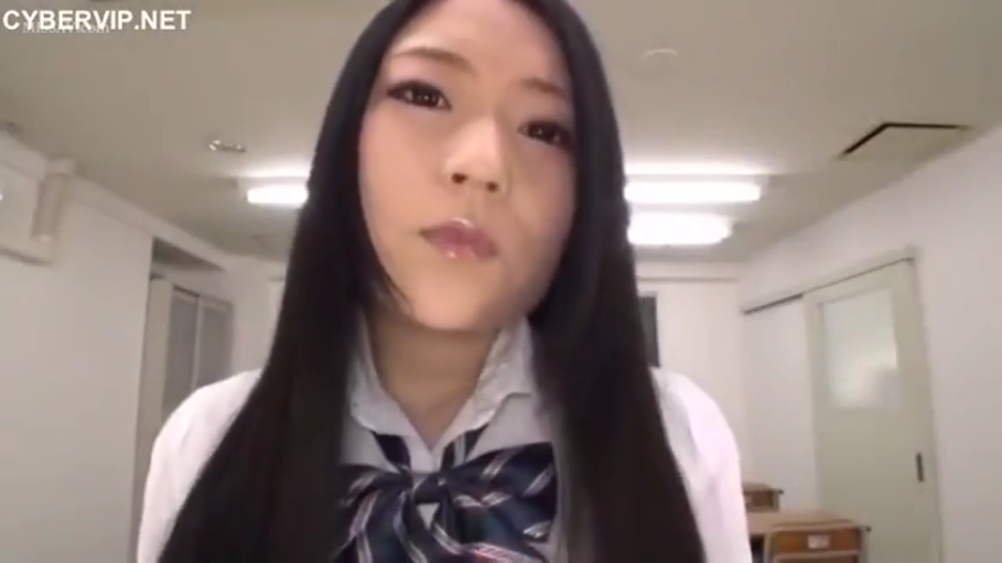 室内 · 面部 · 专注 · 口交 · 跪姿 · 成人内容 · 粉色上衣