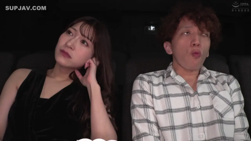 格子衬衫 · 坐姿 · 半身特写 · 搞怪 · 电影院 · 滑稽 · 电影椅