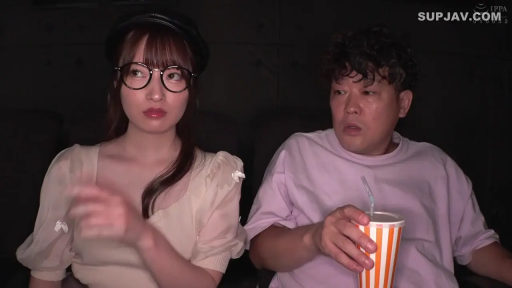 Sitting Posture · 面部 · 惊讶 · 喝饮料 · 电影院 · 帽子与眼镜 · 饮料纸杯 · 昏暗场景