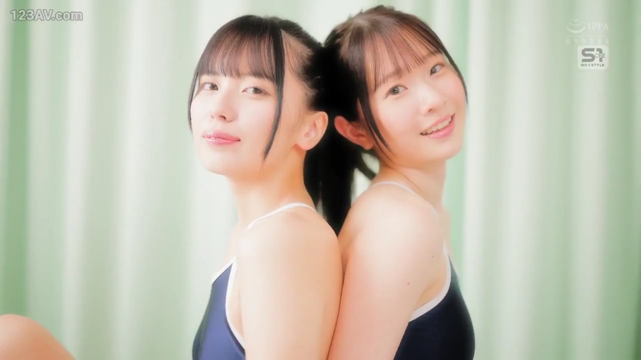 室内 · 微笑 · 特写 · 二人 · 死库水 · 看镜头 · 背景帘 · 背靠背