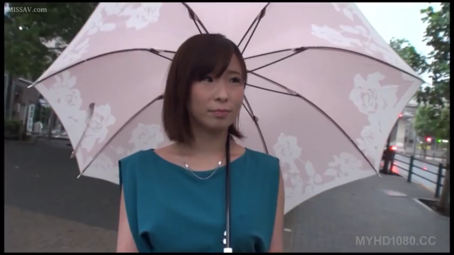 站立 · 自然 · 半身特写 · 户外街头 · 无袖连衣裙 · 打伞 · 亚洲熟女 · 碎花雨伞