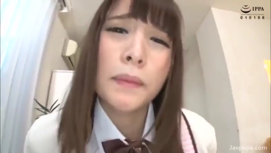 日常便装 · 挎包 · 卧室 · 中景 · 交流 · 局促 · 并排坐姿