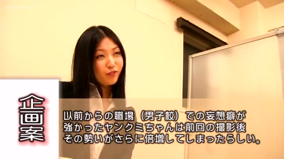 室内 · 胸部 · 站立 · 迷离 · 半裸 · 白色无袖上衣 · 掀起上衣