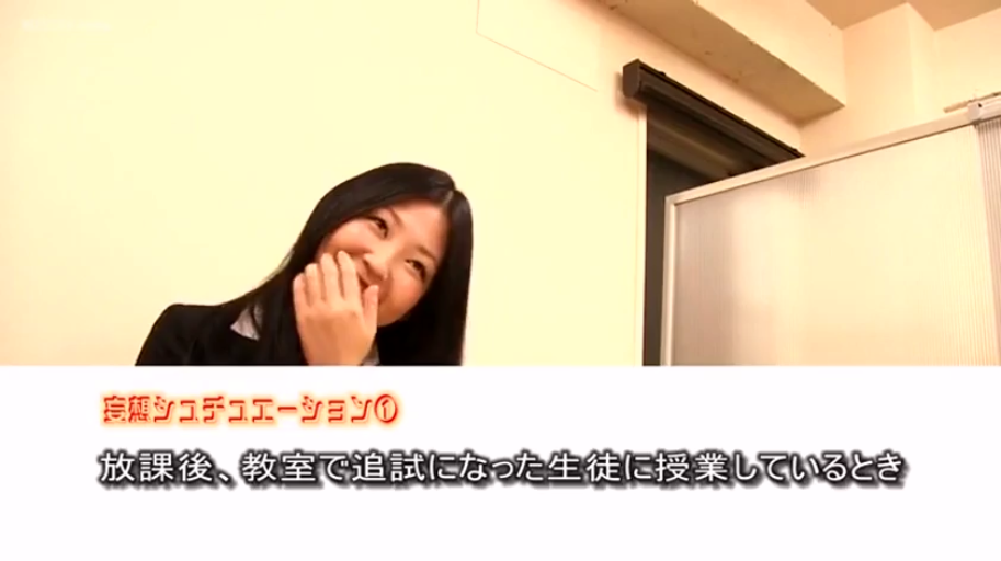 中景 · 微笑 · 面对镜头 · 手提包 · 走姿 · 户外街道 · 日文字幕 · 卡其色风衣