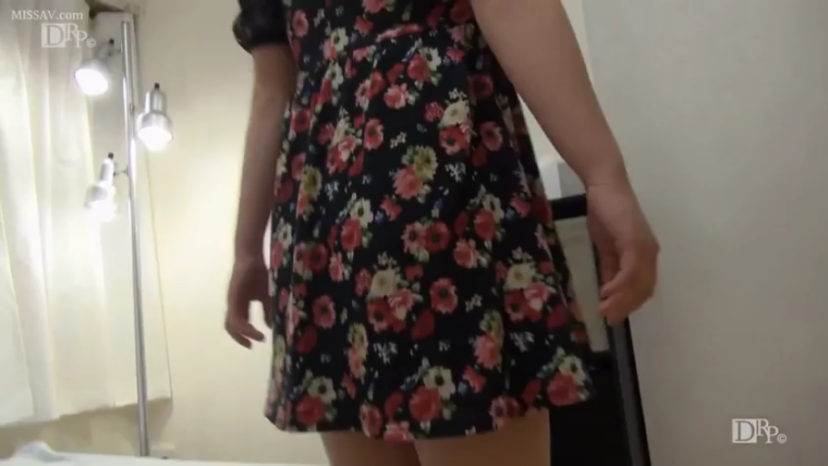 卧室 · 站立 · 落地灯 · 碎花短裙 · 下半身 · 背影 · 摆姿势