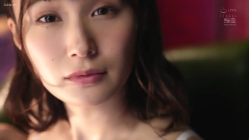 室内 · 凝視 · 白色吊帯 · 冷静 · 顔の極端なクローズアップ · 正面 · 清純感