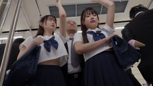 站立 · 中景 · 多人 · 挎包 · 水手服 · 电车 · 嫌恶 · 被骚扰