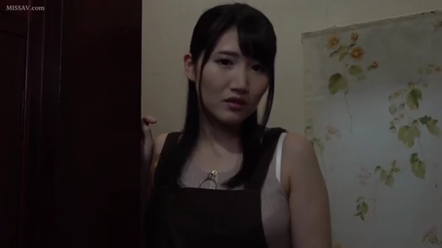 室内 · 站姿 · 半身特写 · 注视 · 长发 · 围裙 · 疑惑 · 挂脖眼镜