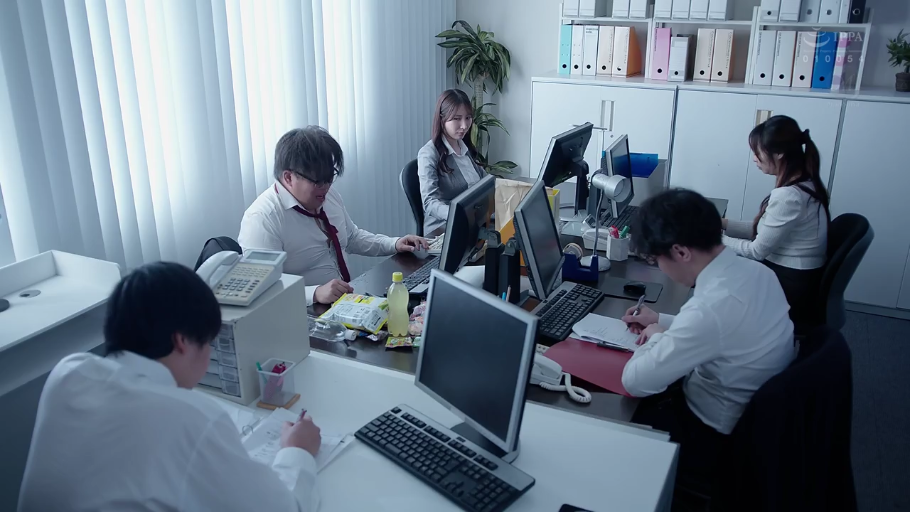 坐姿 · 专注 · 办公室 · 全景 · 电脑 · 职业装 · OL · 办公