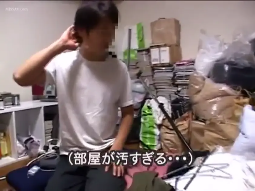 站立 · 全景 · 休闲服 · 无表情 · 无行为 · 环境凌乱 · 杂乱储物间 · 纸箱与塑料袋