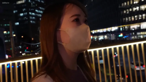 脸部特写 · 站立 · 平静 · 口罩 · 注视 · 夜景 · 口罩 · 夜间天桥