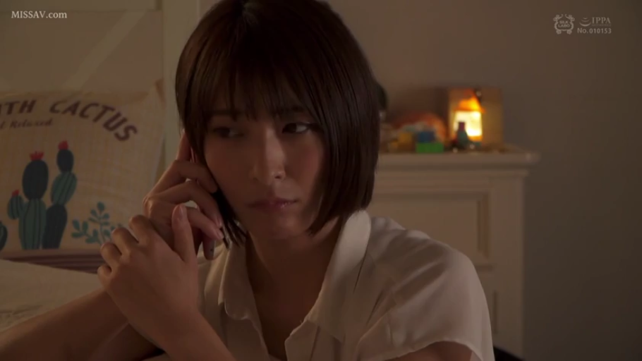 坐姿 · 卧室 · 白色衬衫 · 面部特写 · 手机 · 短发 · 打电话 · 忧虑