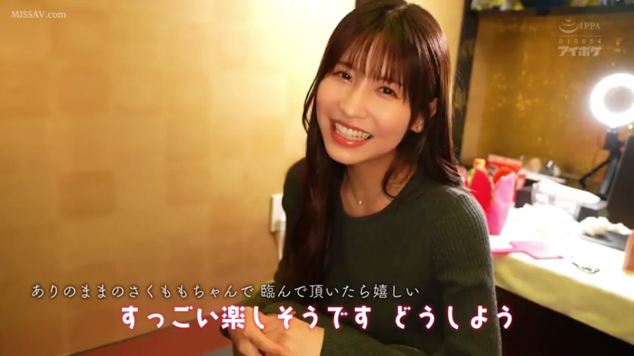 坐姿 · 微笑 · 半身 · 房间 · 访谈 · 开朗 · 补光灯 · 深色毛衣