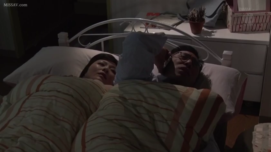 严肃 · 卧室 · 中景 · 仰卧 · 剧情 · 衬衫 · 手机 · 打电话