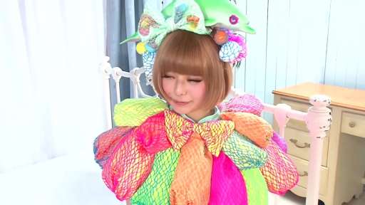 座り姿勢 · カメラに向かって · 半身特写 · 室内寝室 · 甜美微笑 · 彩色夸张服饰 · 海豚头饰 · 原宿风格