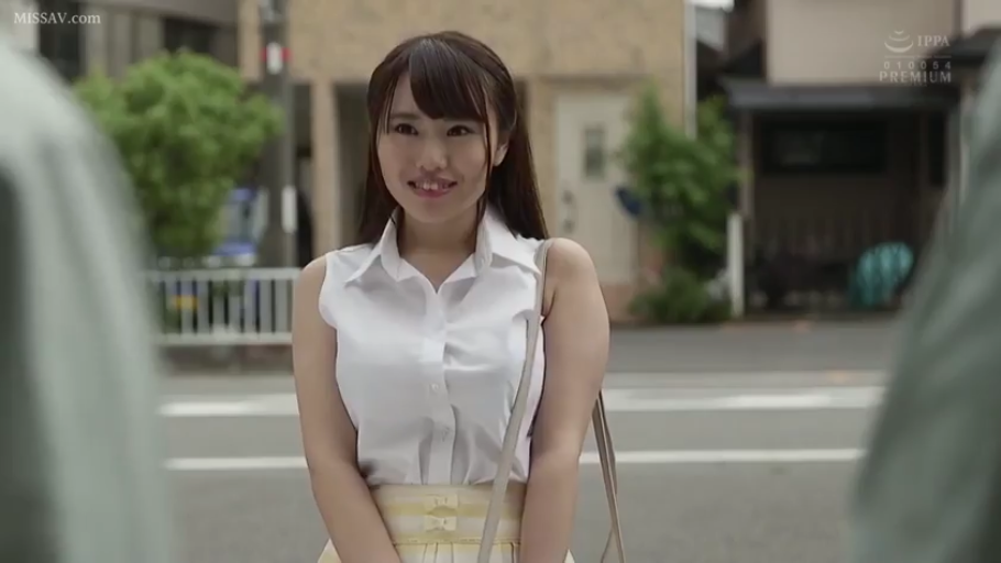 微笑 · 半身特写 · 对视 · 亚洲女性 · 户外街道 · 正面站立 · 单肩包 · 白色无袖衬衫