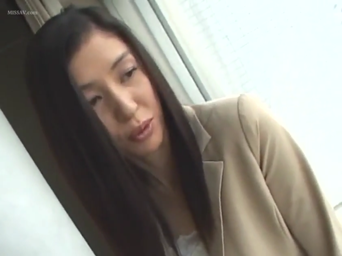 室内 · 坐姿 · 交谈 · 字幕 · 微笑 · 半身 · 浴袍
