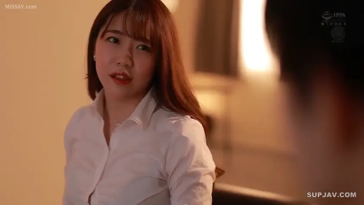 室内 · 面部 · 迷离 · 白衬衫 · 注视 · 长发 · 侧坐