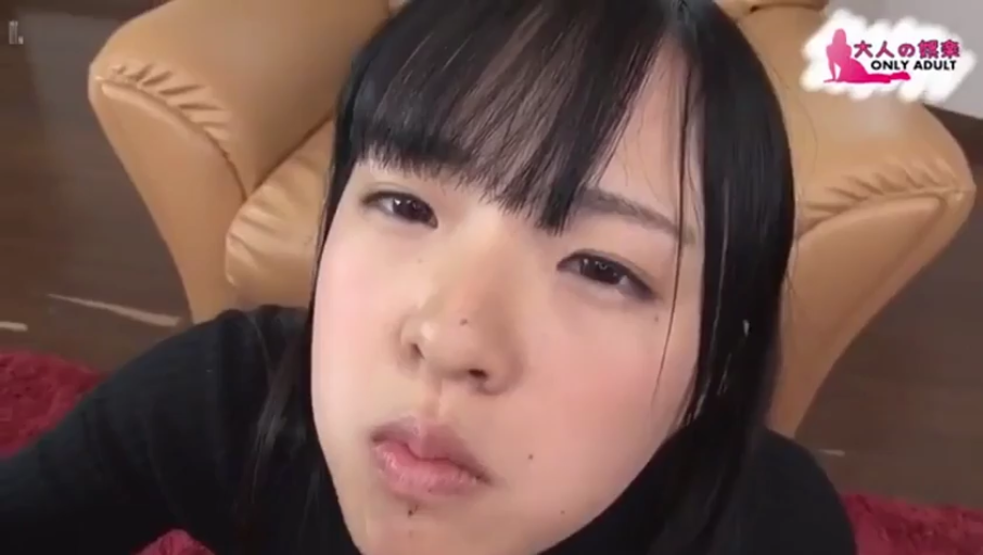 脸部特写 · 迷离 · 客厅 · 跪姿 · 黑色上衣 · 亚洲女性 · 口交准备