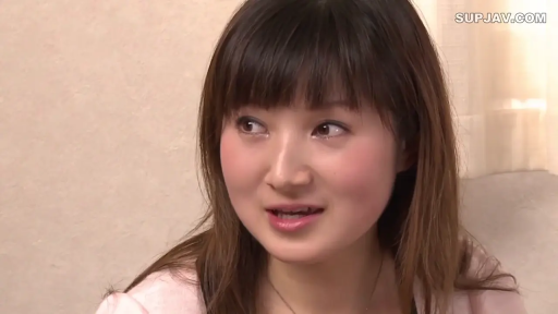 室内 · 坐姿 · 交谈 · 微笑 · 面部特写 · 长发 · 粉色上衣