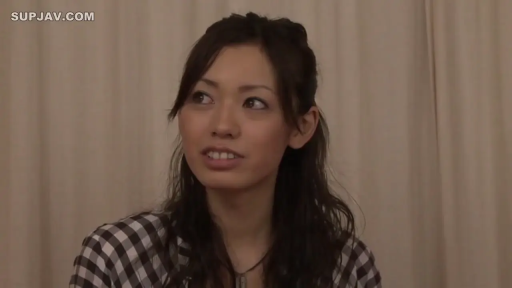 格子衬衫 · 室内 · 坐姿 · 微笑 · 面部特写 · 注视