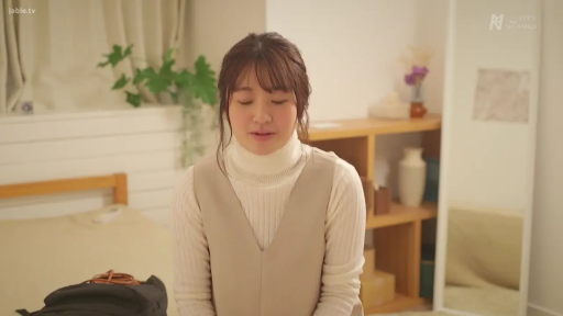 坐姿 · 卧室 · 中景 · 平静 · 背心裙 · 书架 · 居家风 · 叙述