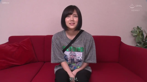 Indoor · Sitting Posture · Smile · Half-body · 交流 · 短发 · 红色沙发 · 灰色短袖T恤