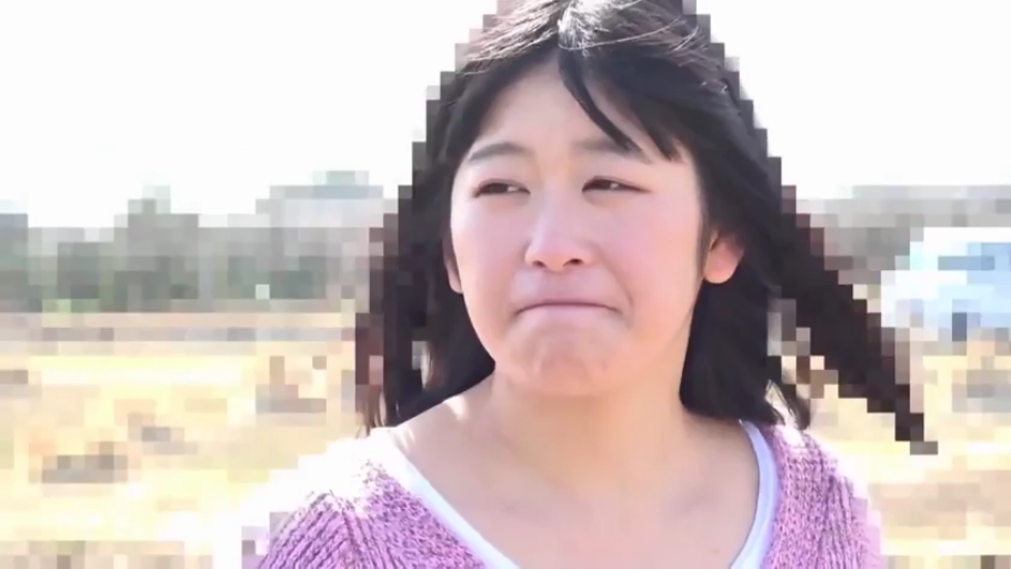 委屈 · 站姿 · 面部特写 · 户外 · 长发 · 粉色针织衫 · 望向侧面