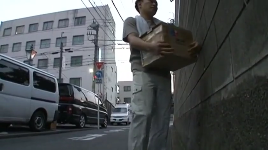 集中 · 站立 · 中景 · 段ボール箱 · 户外街道 · 搬运 · 短袖工装裤 · 搬运工