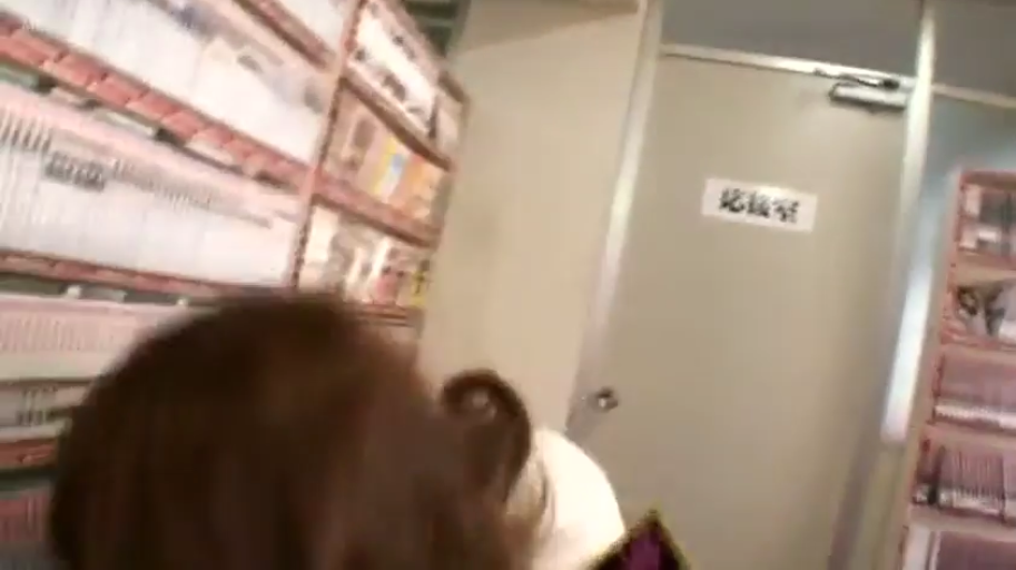 坐姿 · 交谈 · 中景 · 客厅 · 沙发 · 自然 · T恤 · 情侣