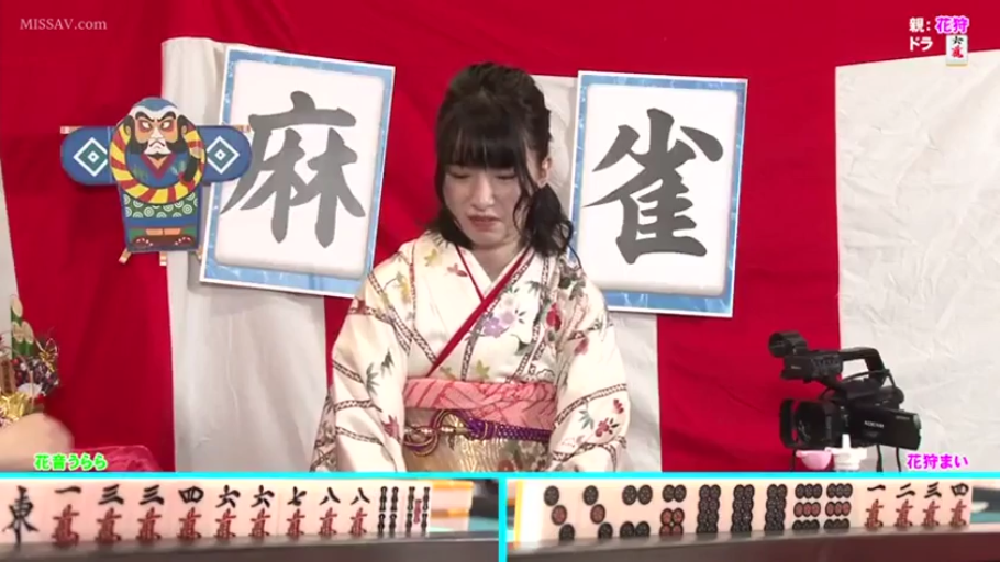 站立 · 平静 · 粉色内裤 · 居家 · 黑色背心 · 阳台 · 晾晒内裤
